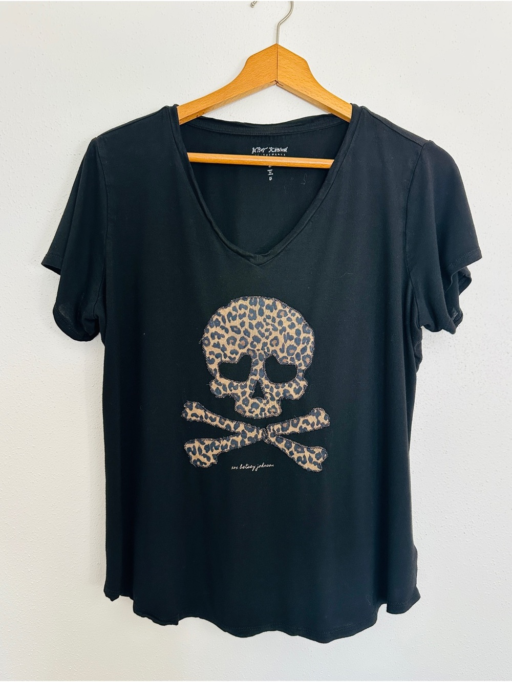 Betsey Johnson Leopard Skull Crossbones Rhinestone V-Neck Tee XL - Picture 1 of 3